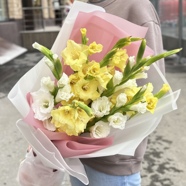 9 желтых и белых гладиолусов в упаковке