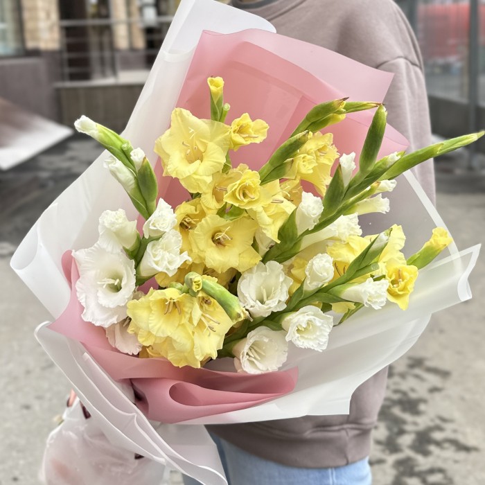 9 желтых и белых гладиолусов в упаковке