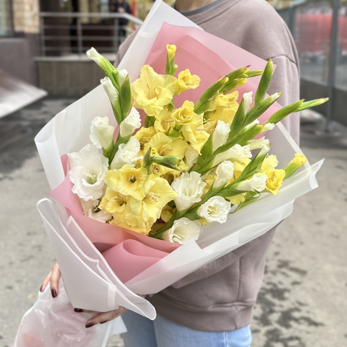 9 желтых и белых гладиолусов в упаковке