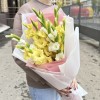 9 желтых и белых гладиолусов в упаковке