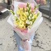 9 желтых и белых гладиолусов в упаковке