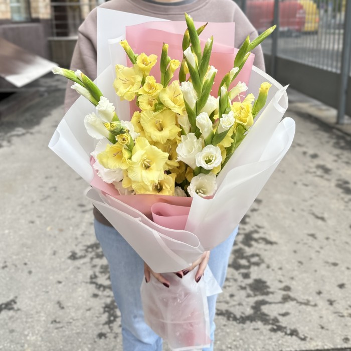 9 желтых и белых гладиолусов в упаковке