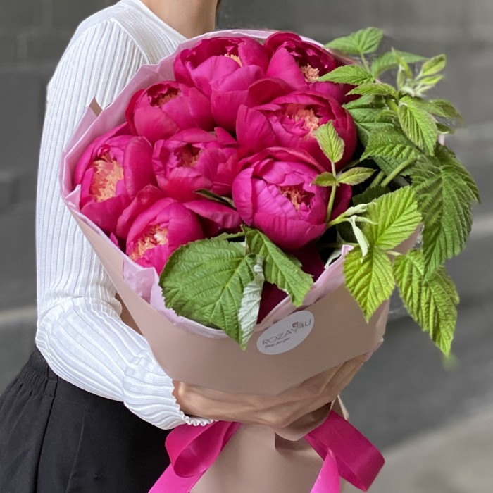 9 пионов тëмно-малиновых Вайт Кеп с малиной