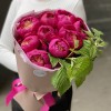 9 пионов тëмно-малиновых Вайт Кеп с малиной