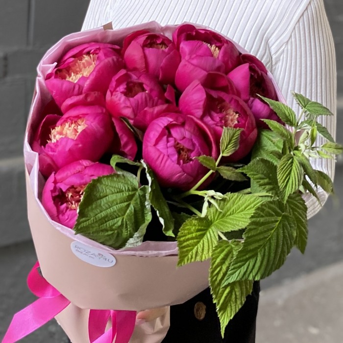 9 пионов тëмно-малиновых Вайт Кеп с малиной