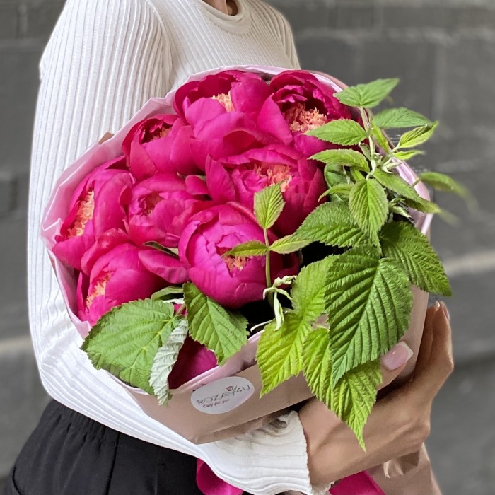 9 пионов тëмно-малиновых Вайт Кеп с малиной