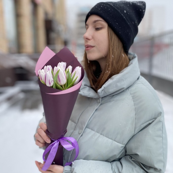 9 бело-фиолетовых тюльпанов Флеминг Флег