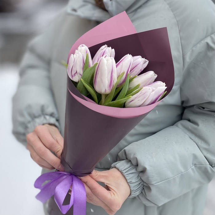 9 бело-фиолетовых тюльпанов Флеминг Флег