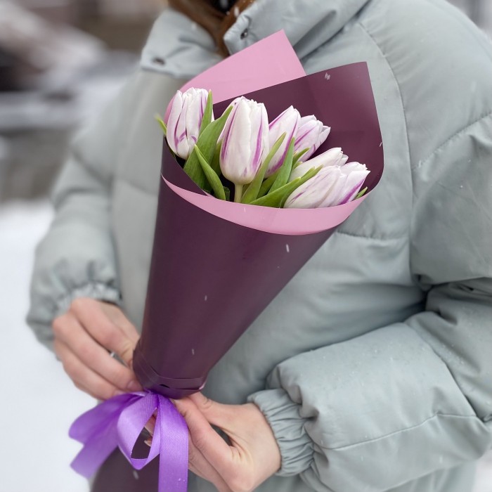9 бело-фиолетовых тюльпанов Флеминг Флег