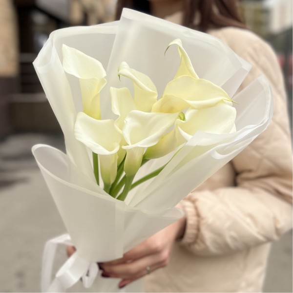 9 белых калл