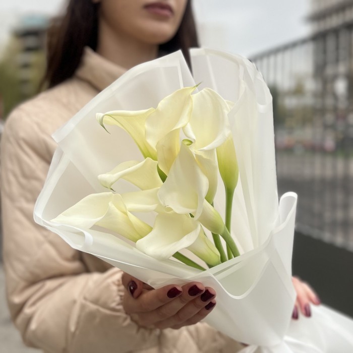 9 белых калл