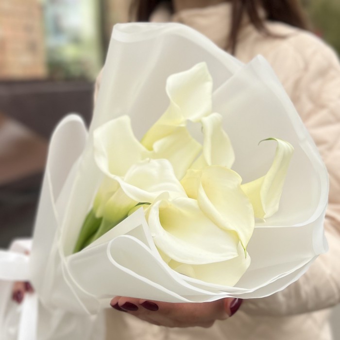 9 белых калл