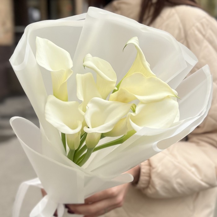 9 белых калл