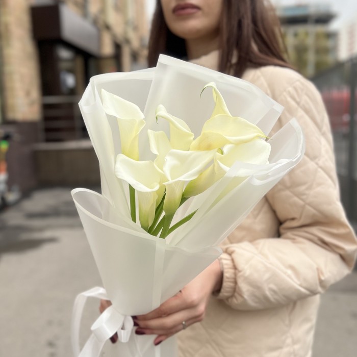 9 белых калл