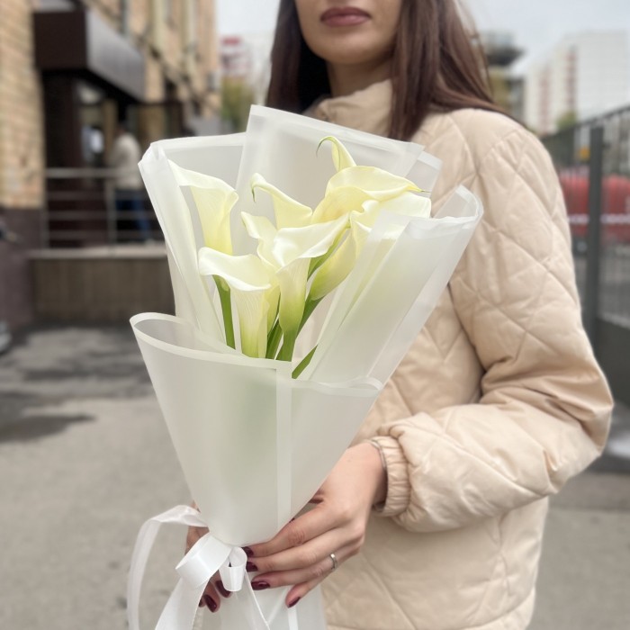 9 белых калл