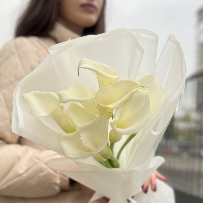 9 белых калл