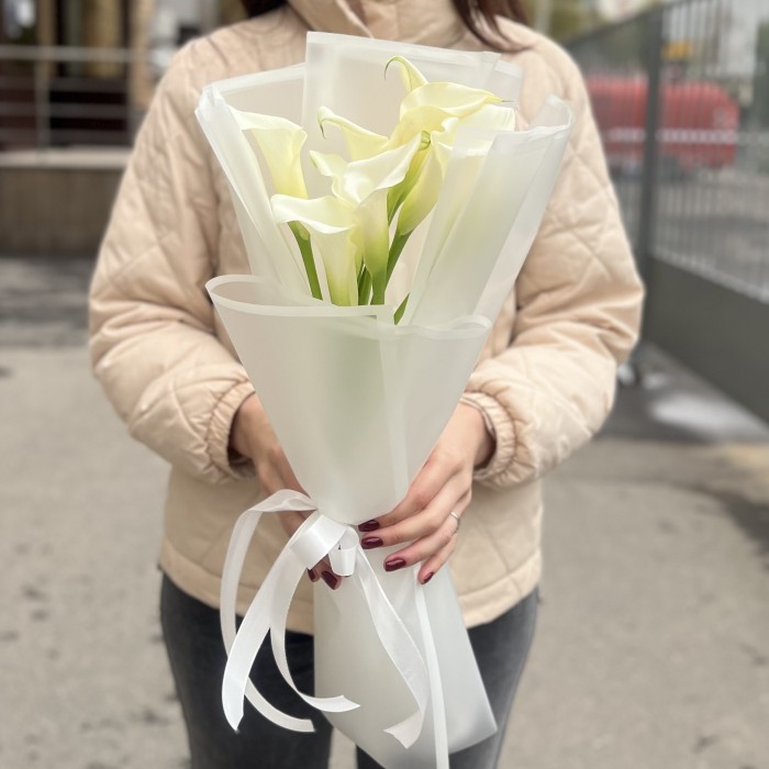 9 белых калл