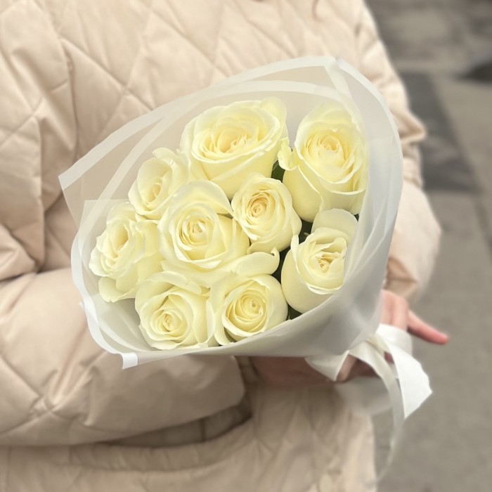 9 белых роз 40 см