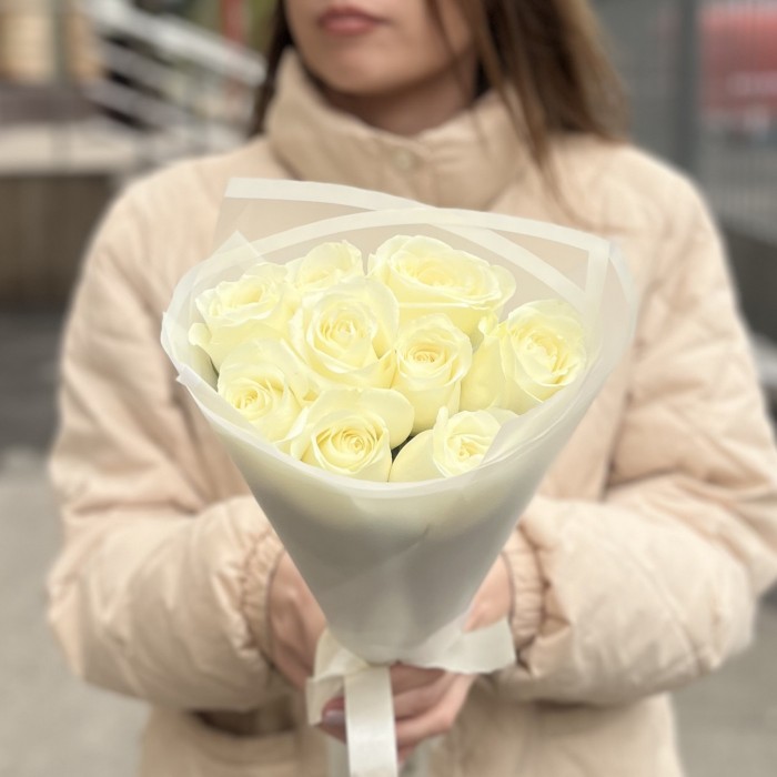 9 белых роз 40 см