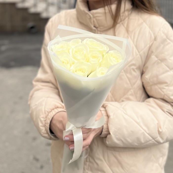 9 белых роз 40 см