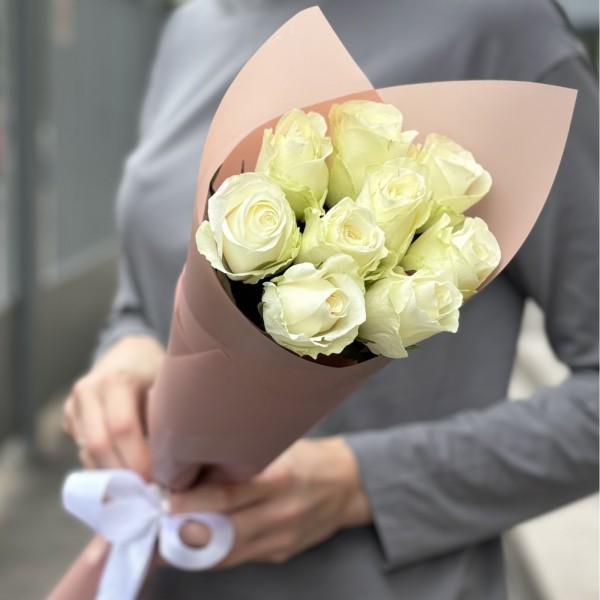 9 белых роз 50 см