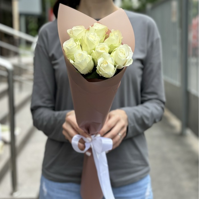 9 белых роз 50 см