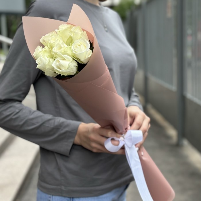 9 белых роз 50 см