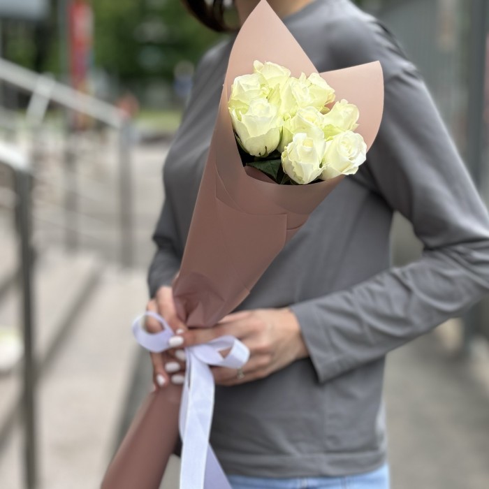 9 белых роз 50 см