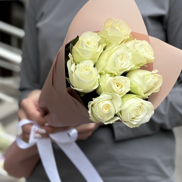 9 белых роз 50 см