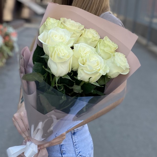 9 белых роз Мондиаль 60 см