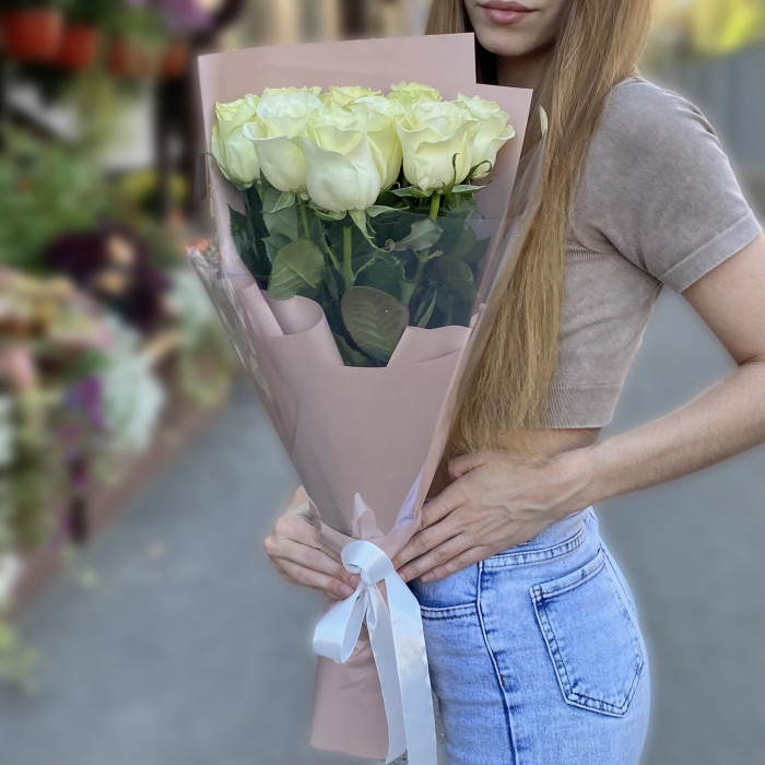 9 белых роз Мондиаль 60 см