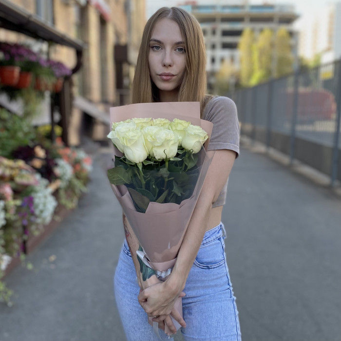 9 белых роз Мондиаль 60 см