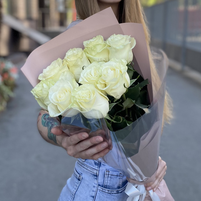 9 белых роз Мондиаль 60 см