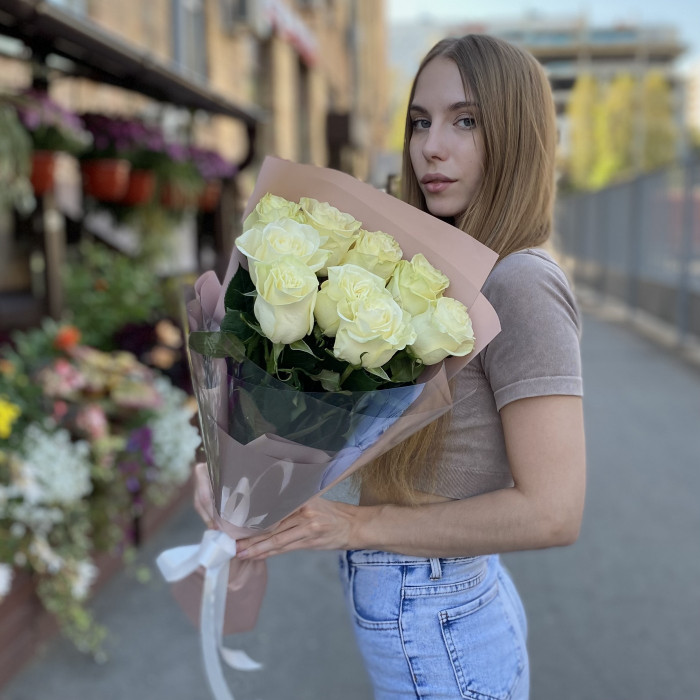 9 белых роз Мондиаль 60 см