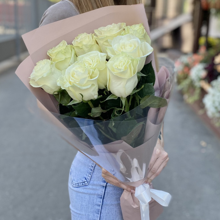 9 белых роз Мондиаль 60 см
