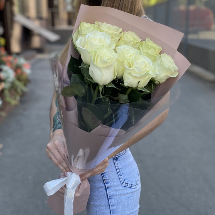 9 белых роз Мондиаль 60 см