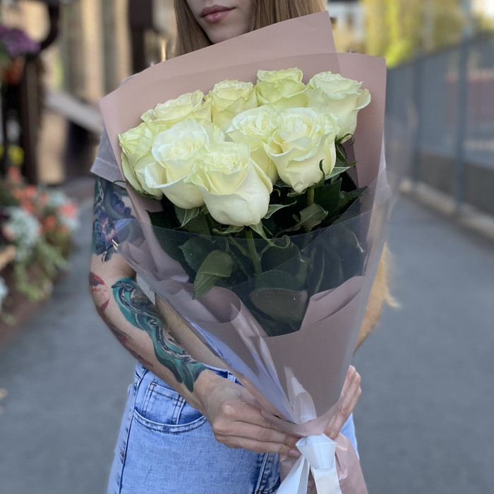 9 белых роз Мондиаль 60 см