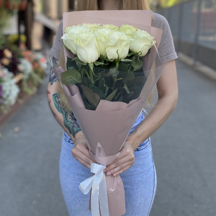 9 белых роз Мондиаль 60 см