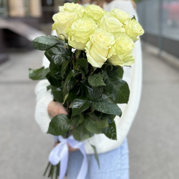 9 белых роз Мондиаль 80 см