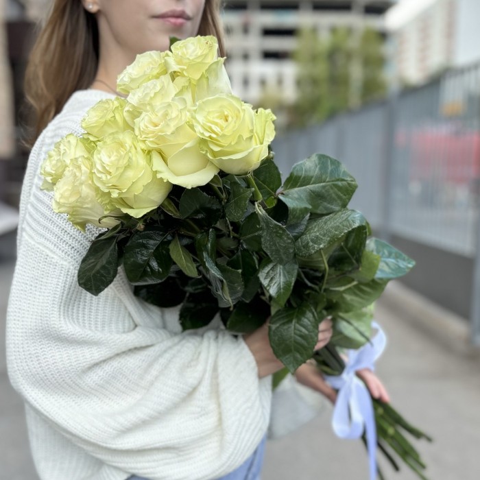 9 белых роз Мондиаль 80 см