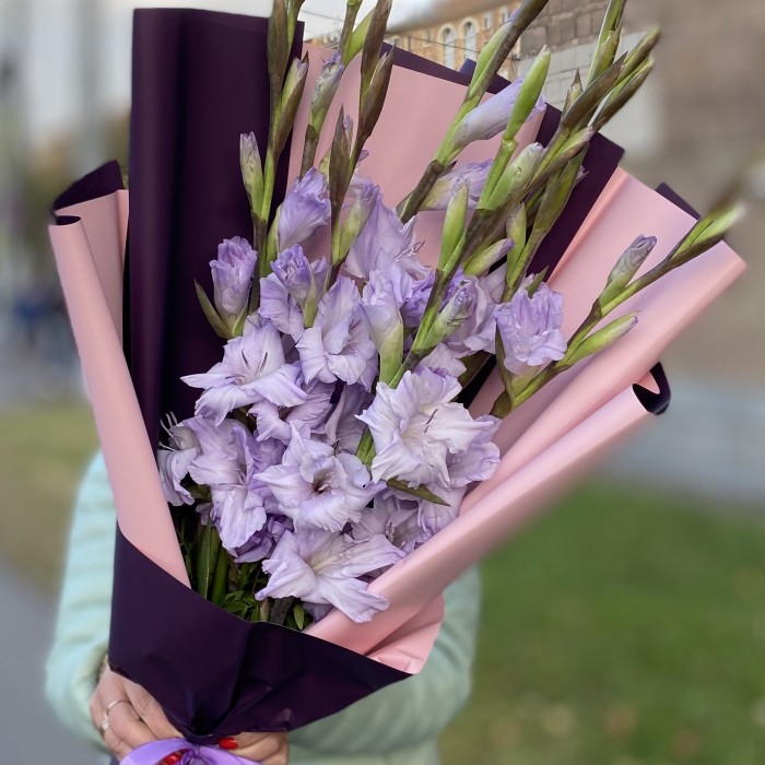 9 фиолетовых гладиолусов