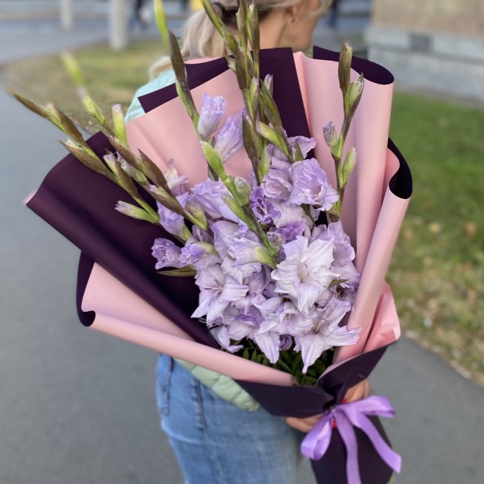 9 фиолетовых гладиолусов