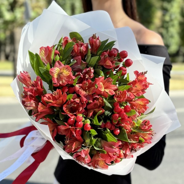 9 красных альстромерий с гиперикумом
