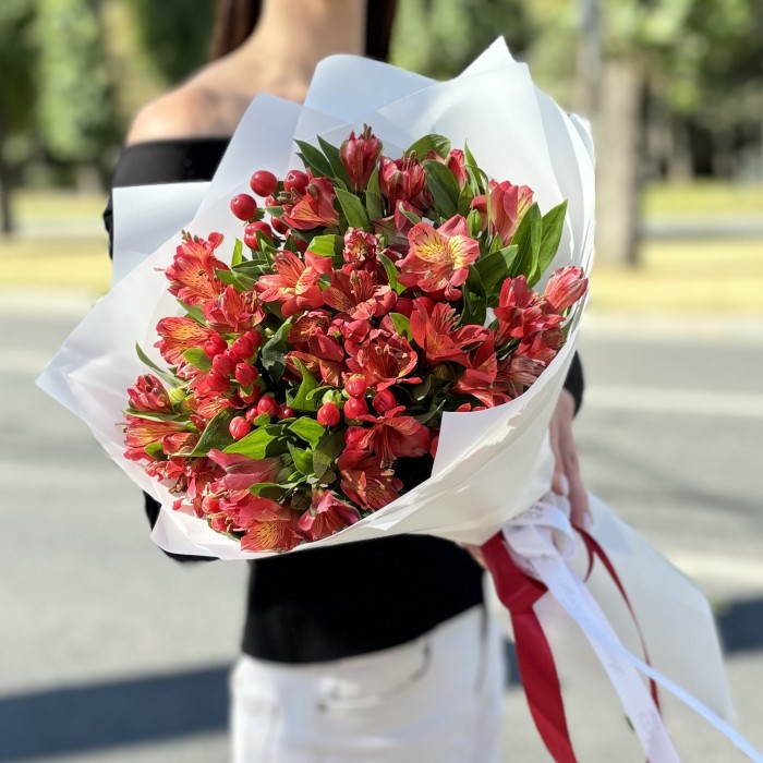 9 красных альстромерий с гиперикумом