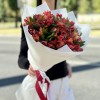9 красных альстромерий с гиперикумом