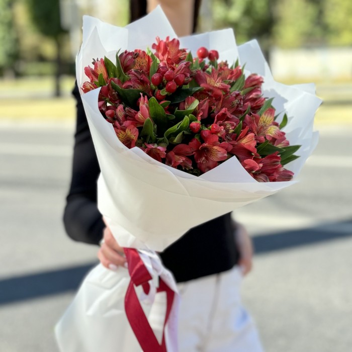 9 красных альстромерий с гиперикумом