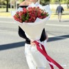 9 красных альстромерий с гиперикумом
