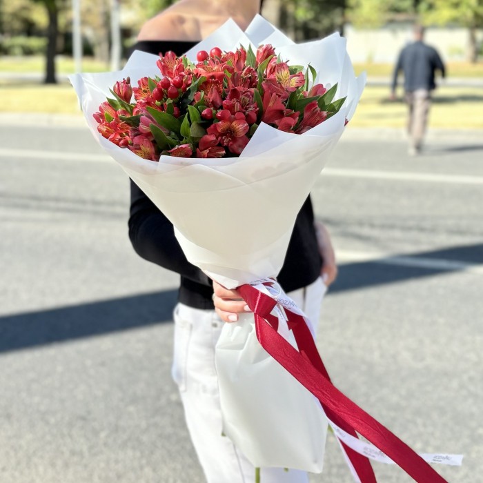 9 красных альстромерий с гиперикумом