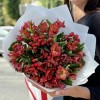 9 красных альстромерий с гиперикумом