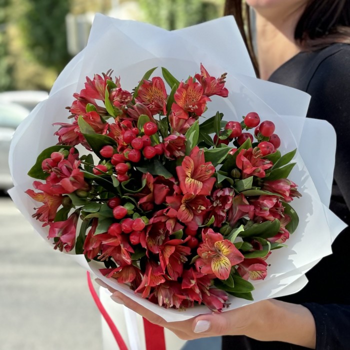 9 красных альстромерий с гиперикумом